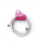 PORTA CABLES CORAZÓN FUCSIA COCODRILO